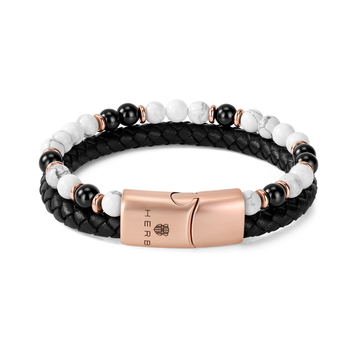 Beispiel einer Sonderanfertigung: geflochtenes Lederarmband mit schwarzen und weißen Perlen und graviertem Verschluss in Roségold