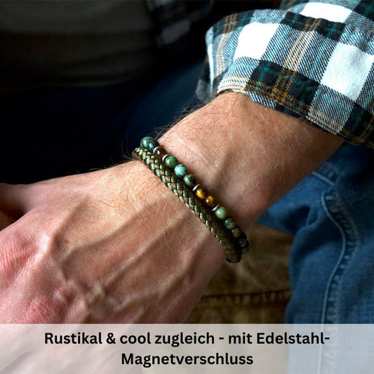 A person in a green plaid shirt showcases the Armband Playa Beach (Multistrang)—made of tau leather, African Turquoise & Tiger Eye beads with braided details. German text below: Rustikal & cool zugleich – mit Edelstahl-Magnetverschluss.