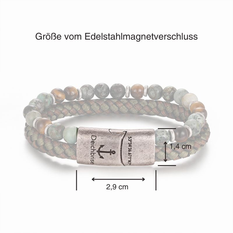 The Armband Playa Beach (Multistrang) features tau leather with African Turquoise and Tiger Eye beads, a stainless steel magnetic clasp engraved with an anchor, measuring 2.9 cm wide by 1.4 cm tall; size info is given in German above.