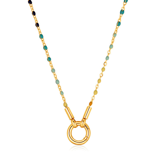 Kette Boho in Gold mit farbigen Perlen und Rundkarabiner vor weißem Hintergrund