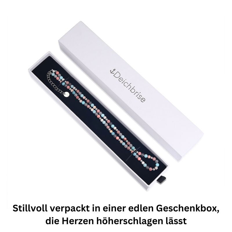 The Kette Pellworm (4mm) aus Pink Jade, Quarz-Kristall und Roter Netz Jaspis kommt stilvoll verpackt in einer edlen weißen Deichbrise-Geschenkbox – eine Geschenkidee, die Herzen höherschlagen lässt.