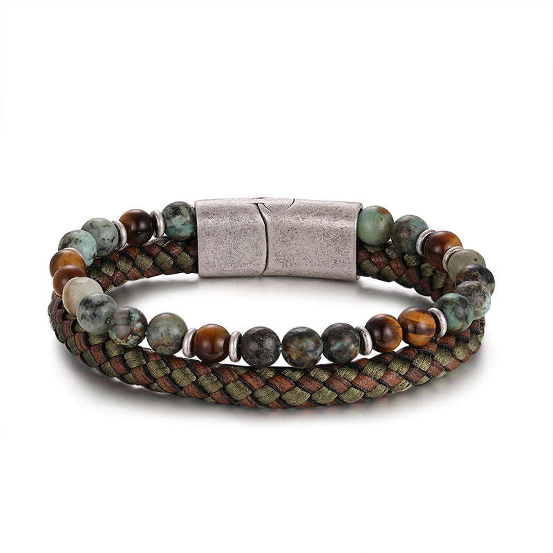 The Armband Playa Beach (Multistrang) features braided tau leather, African turquoise and Tiger Eye stone beads, plus a rectangular silver magnetic clasp for a stylish and secure men's bracelet.