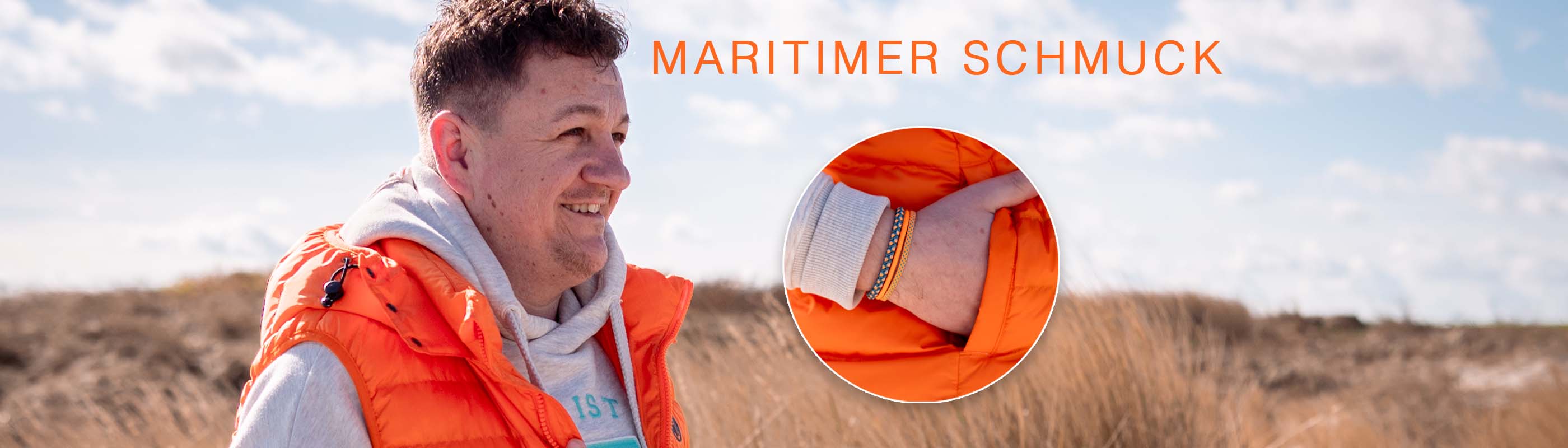Ein Mann in orangener Weste am Strand