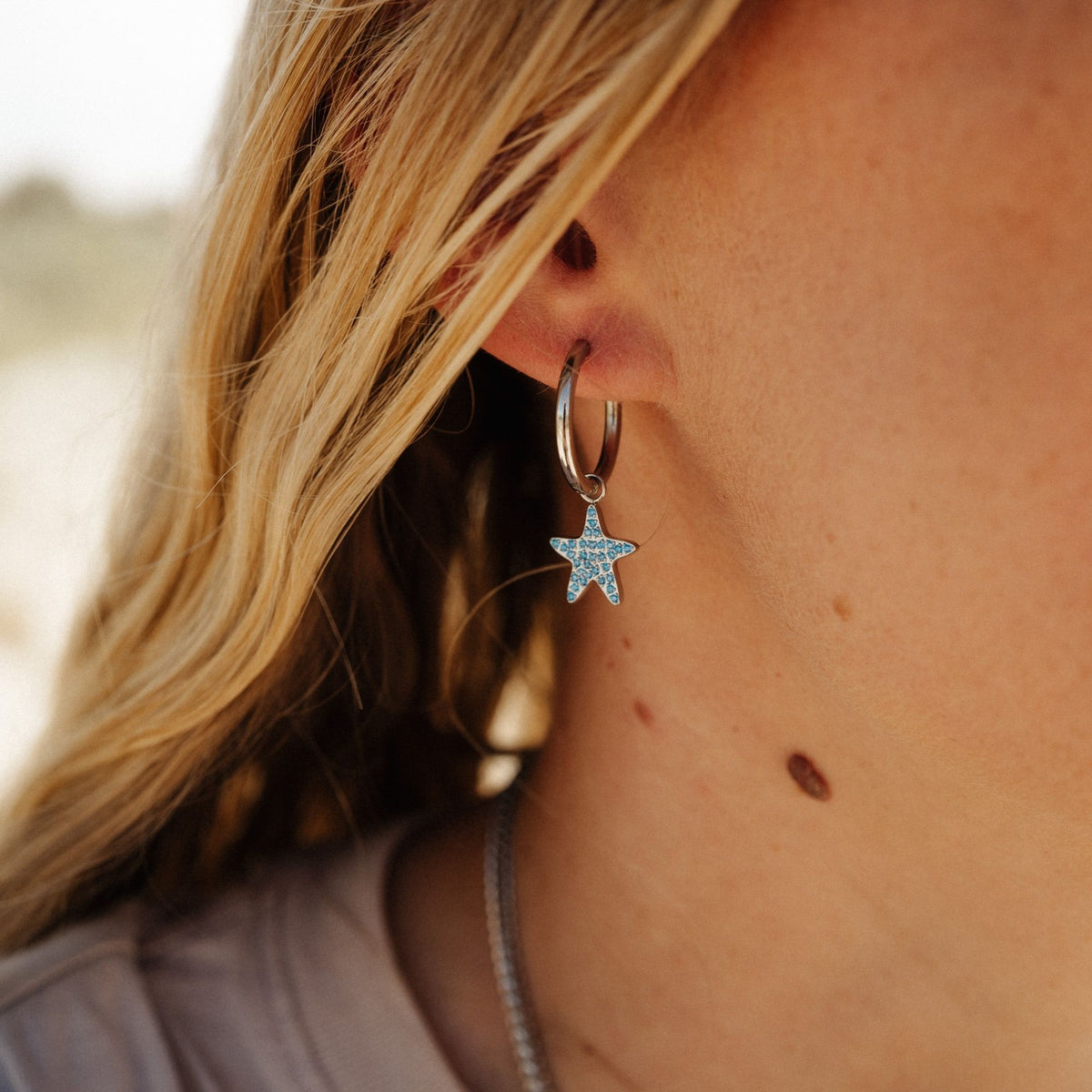 Charm für Ohrringe (Creolen) Seestern mit blauem Zirkonia (Paar)