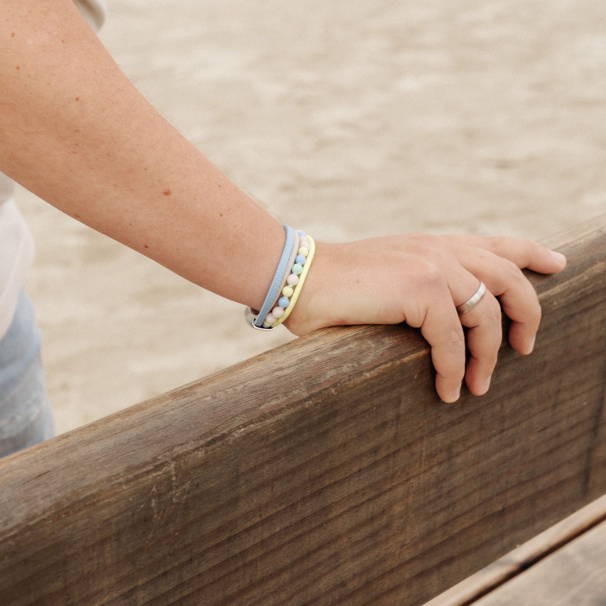 Armband Summer Breeze (Multistrang) mit Segelseil, Leder, Glasperlen & Acrylperlen